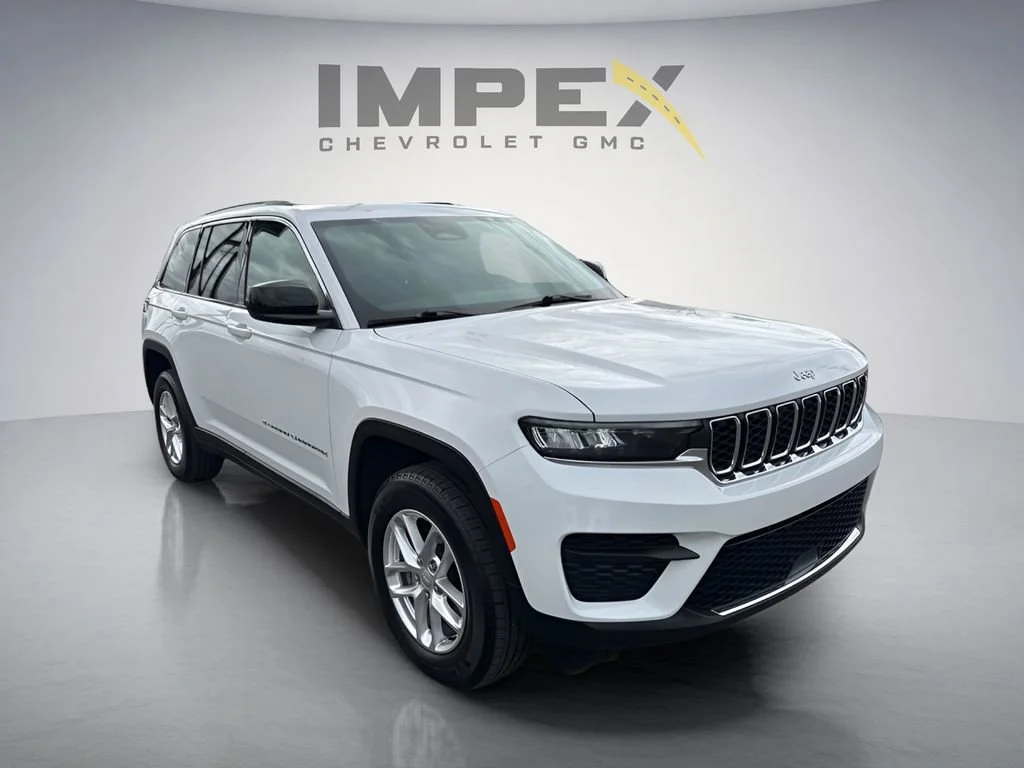 Used 2025 White Jeep Laredo X image 7
