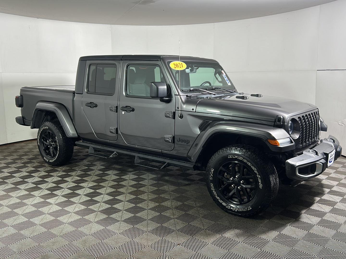 Used 2021 Granite Crystal Metallic Clearcoat Jeep Sport S image 6