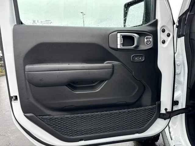 New 2026 Bright White Clear-Coat Exterior Paint Jeep Rubicon image 17