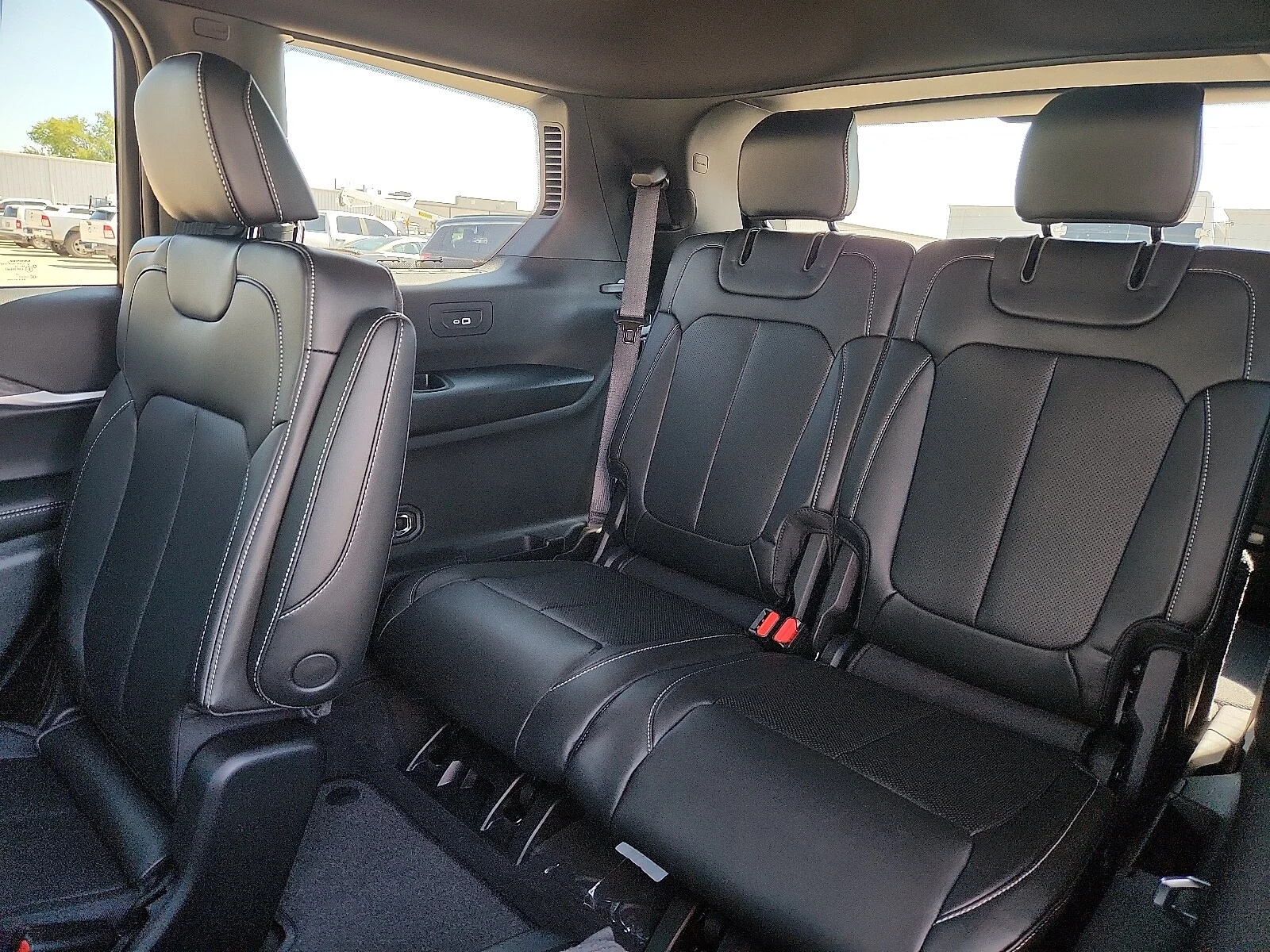 New 2027 High-Gloss Black Paint Jeep L LIMITED 4X4 image 10