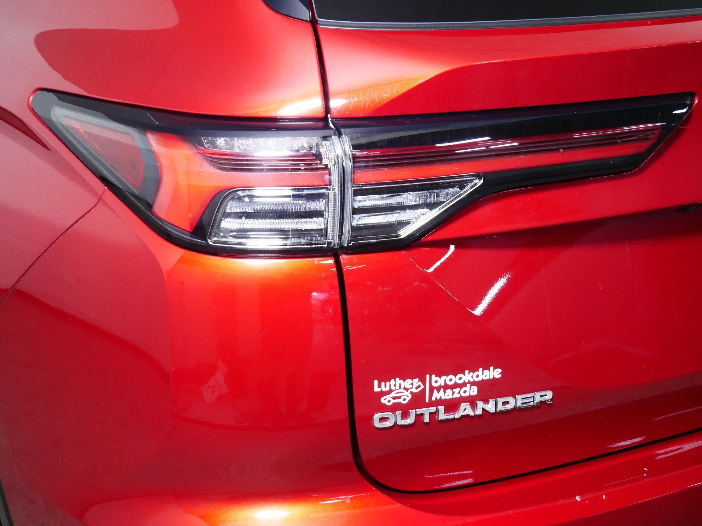 Used 2025 Red Diamond Mitsubishi ES image 17