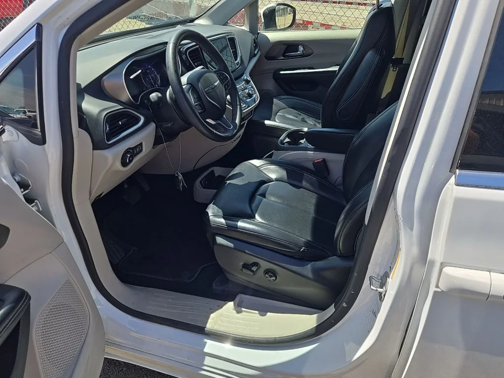 2023 Chrysler Pacifica Touring L - Photo 7