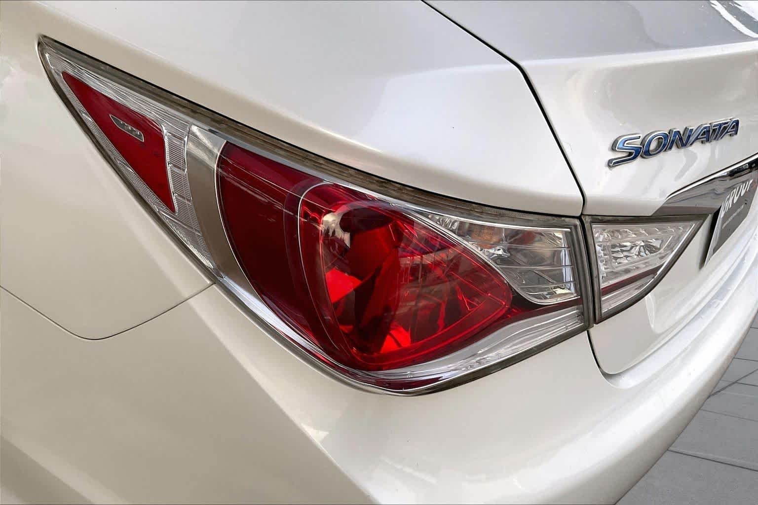 Used 2013 Porcelain White Pearl Hyundai  image 27