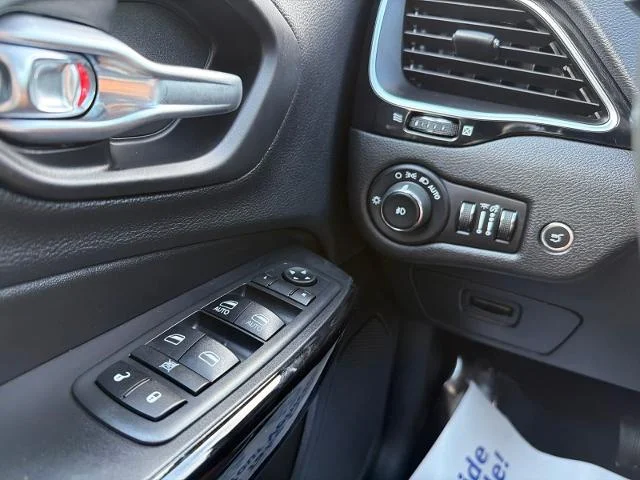 Used 2019 Granite Crystal Clearcoat Metallic Jeep  image 24
