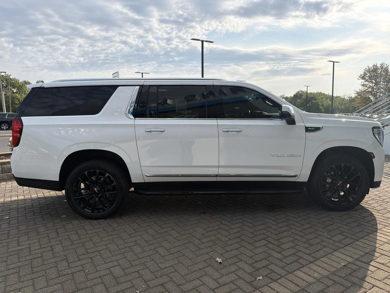 Used 2023 Summit White GMC SLT image 6