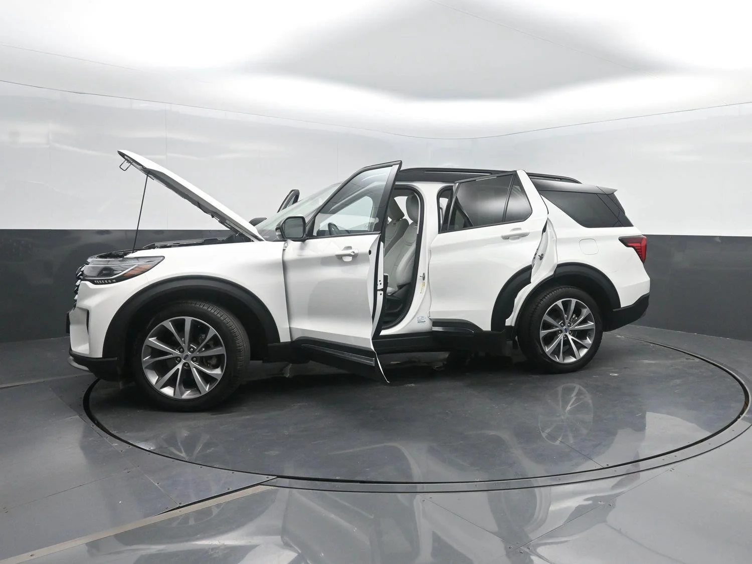 Used 2025 Star White Metallic Tri-Coat FORD Platinum image 52