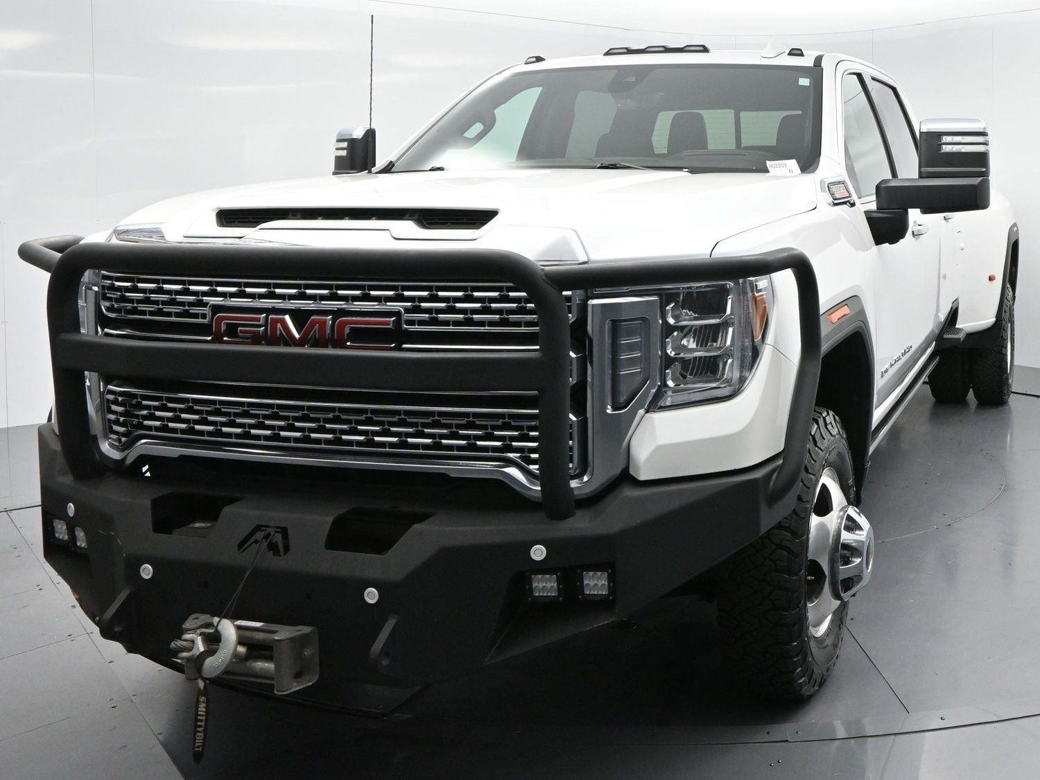 Used 2022 White Frost Tricoat GMC Denali image 3