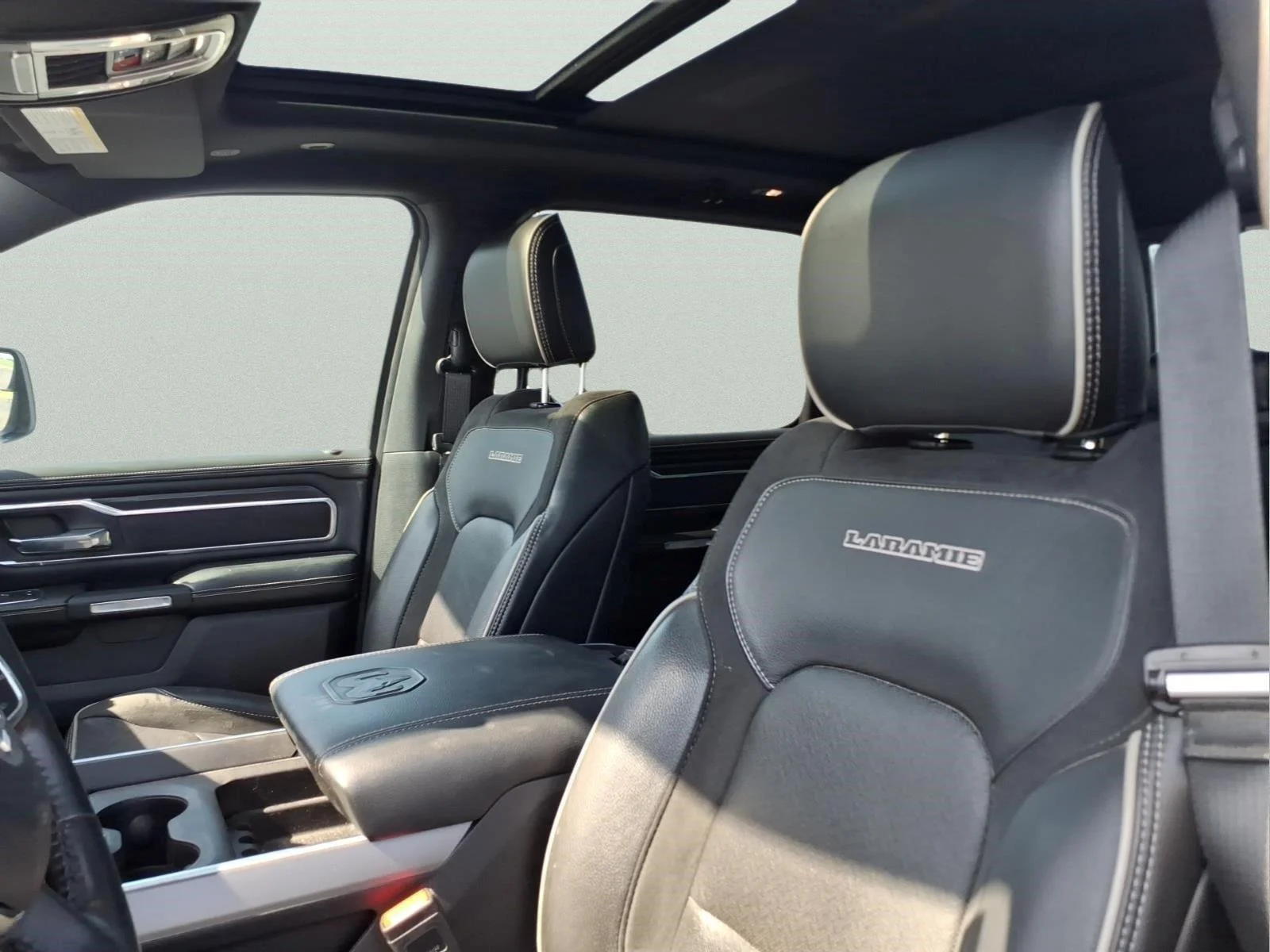 Used 2023 Diamond Black Crystal Pearlcoat Ram Laramie image 4