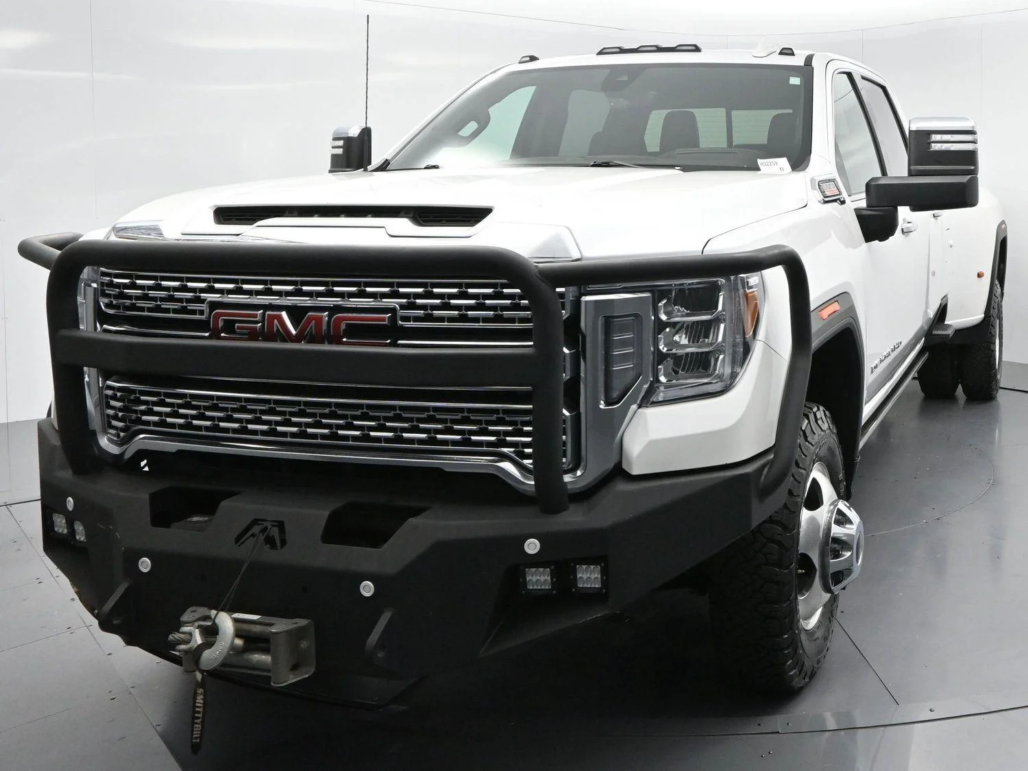 Used 2022 White Frost Tricoat GMC Denali image 3