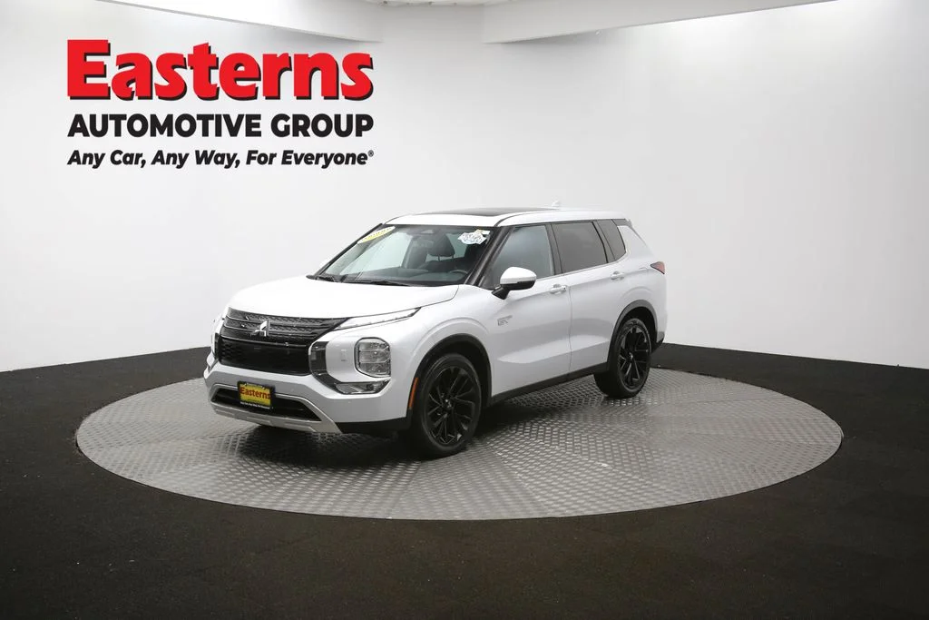 Used 2023 White Mitsubishi SE image 56