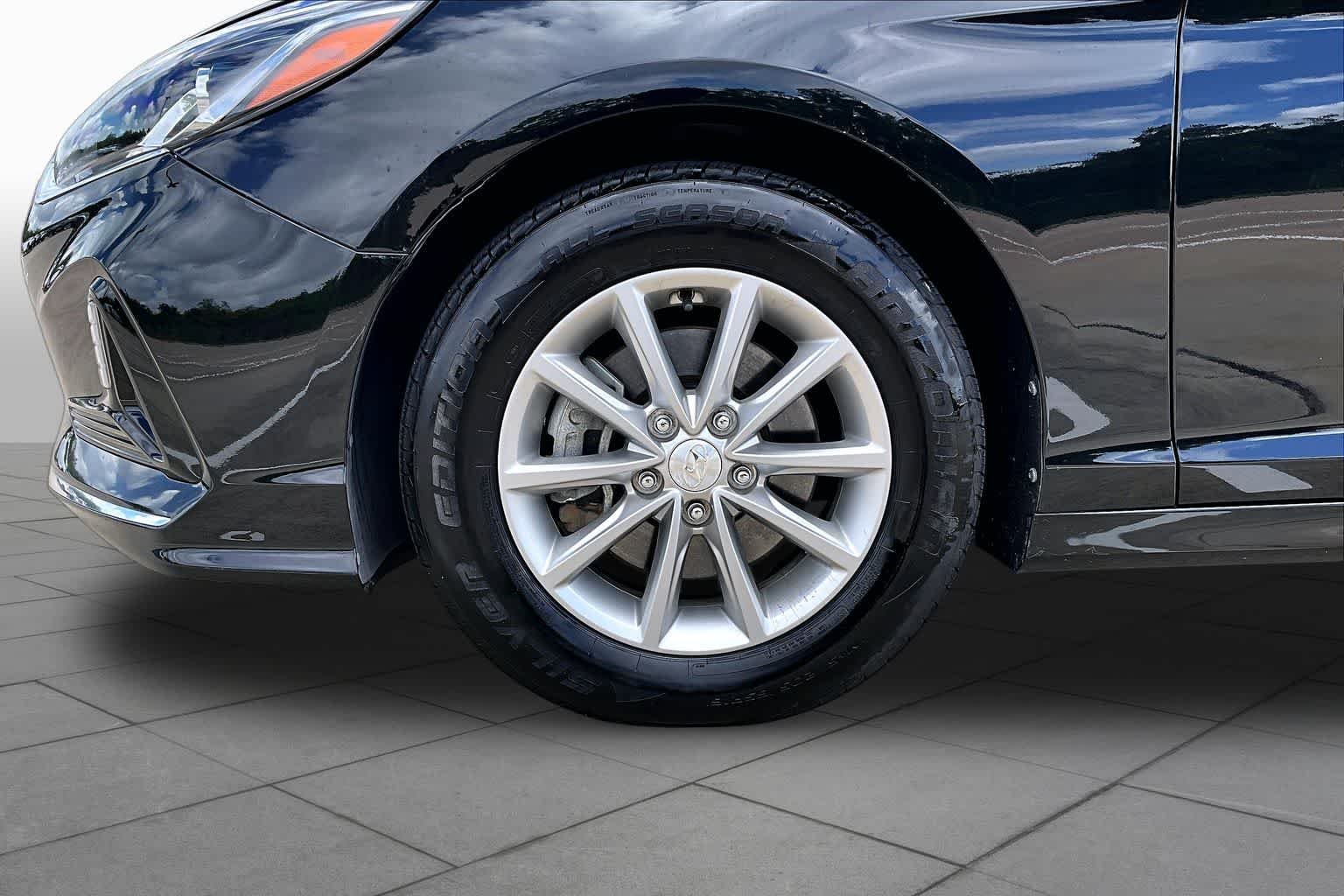 Used 2019 Phantom Black Hyundai SE image 9