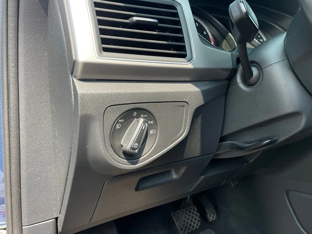 Used 2019 Pacific Blue Metallic Volkswagen 3.6L V6 SE image 19