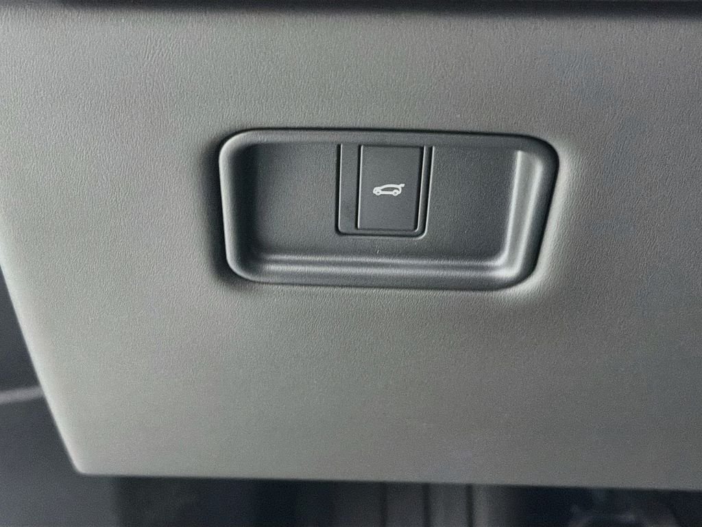 New 2026 Eiger Grey Land Rover SE image 10