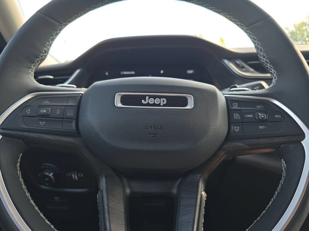 Used 2024 Rocky Mountain Pearlcoat Jeep Limited image 30