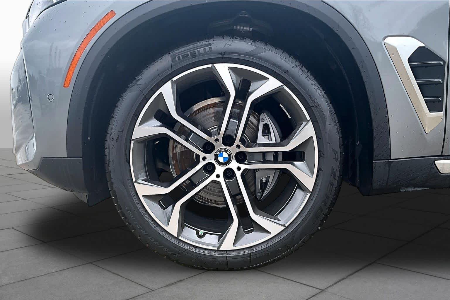 Used 2026 Skyscraper Grey Metallic BMW xDrive40i image 10