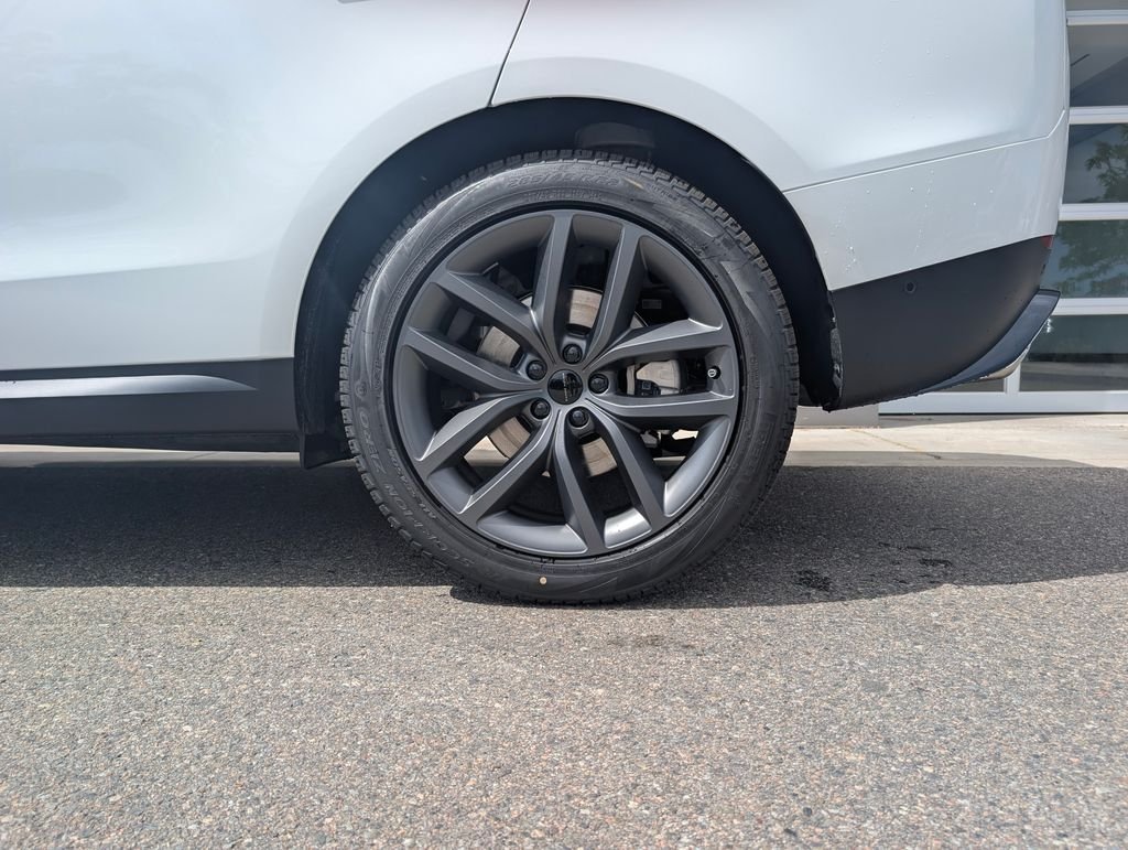 New 2026 Fuji White Land Rover SE image 5