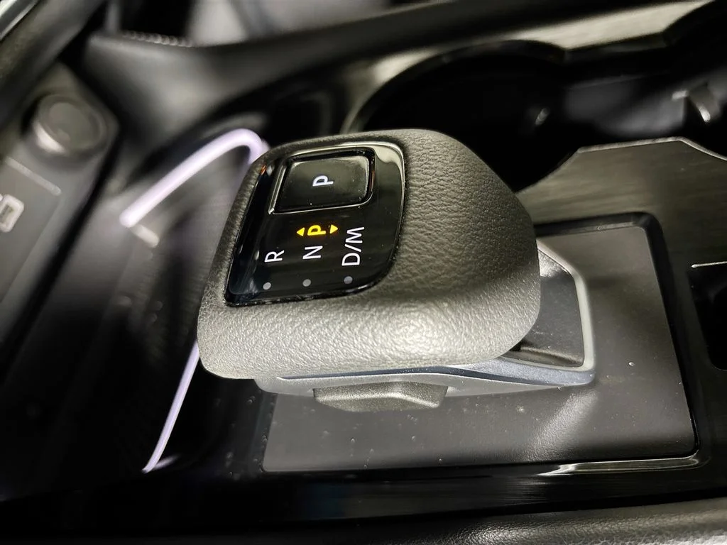 Used 2023 Gold Nissan Platinum image 18