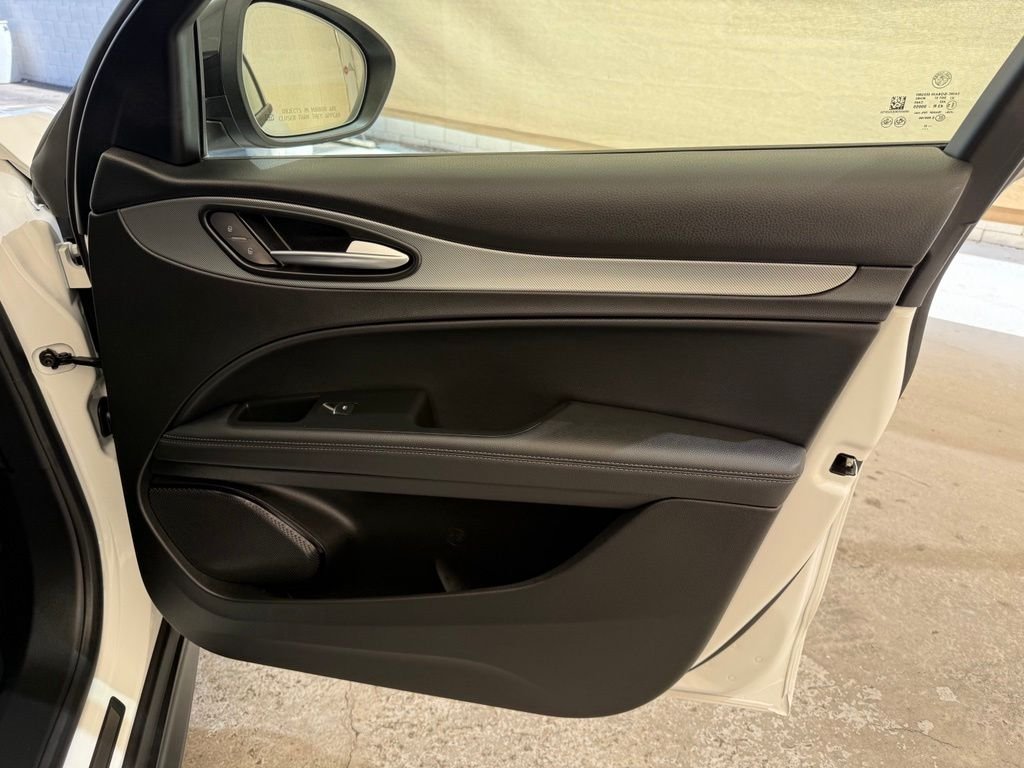 New 2026 Milano White Exterior Paint Alfa Romeo Base image 9