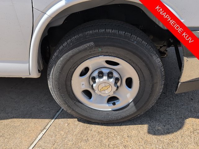 New 2026 Summit White Chevrolet 1WT image 3