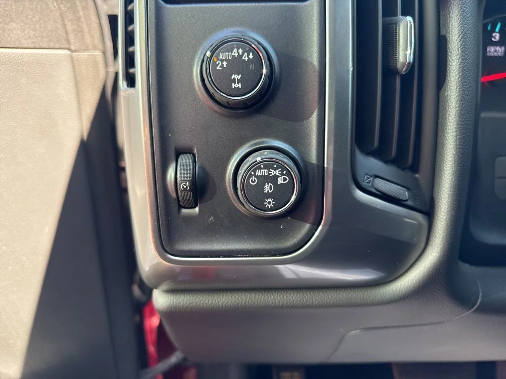 Used 2018 Red Chevrolet LT image 26