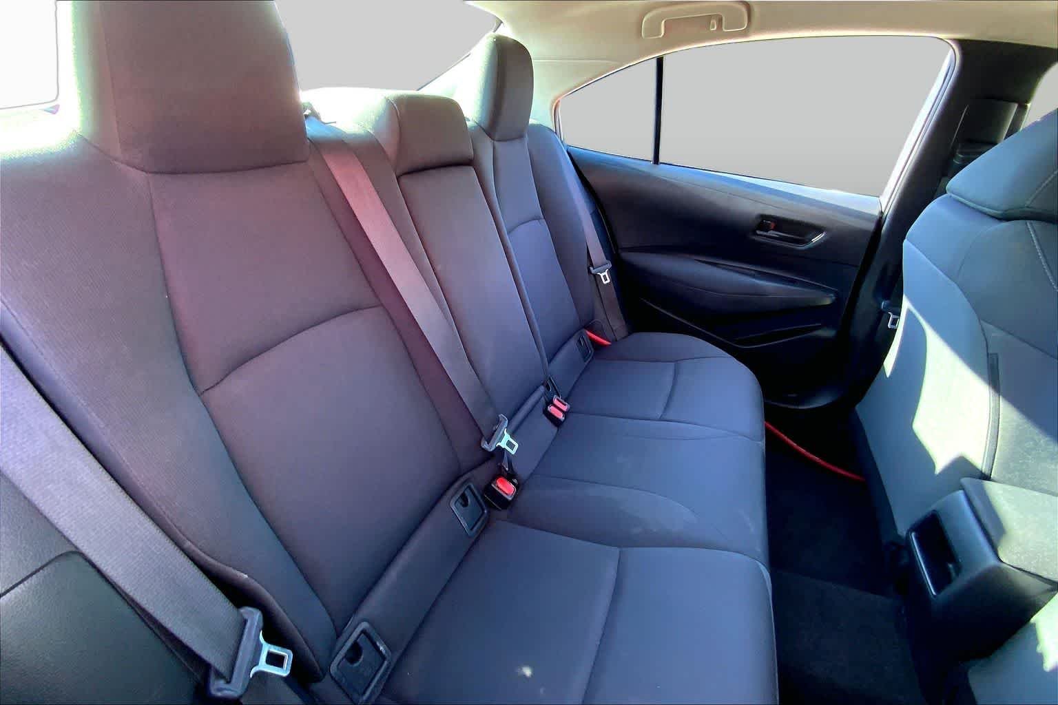 Used 2022 White Toyota LE image 19