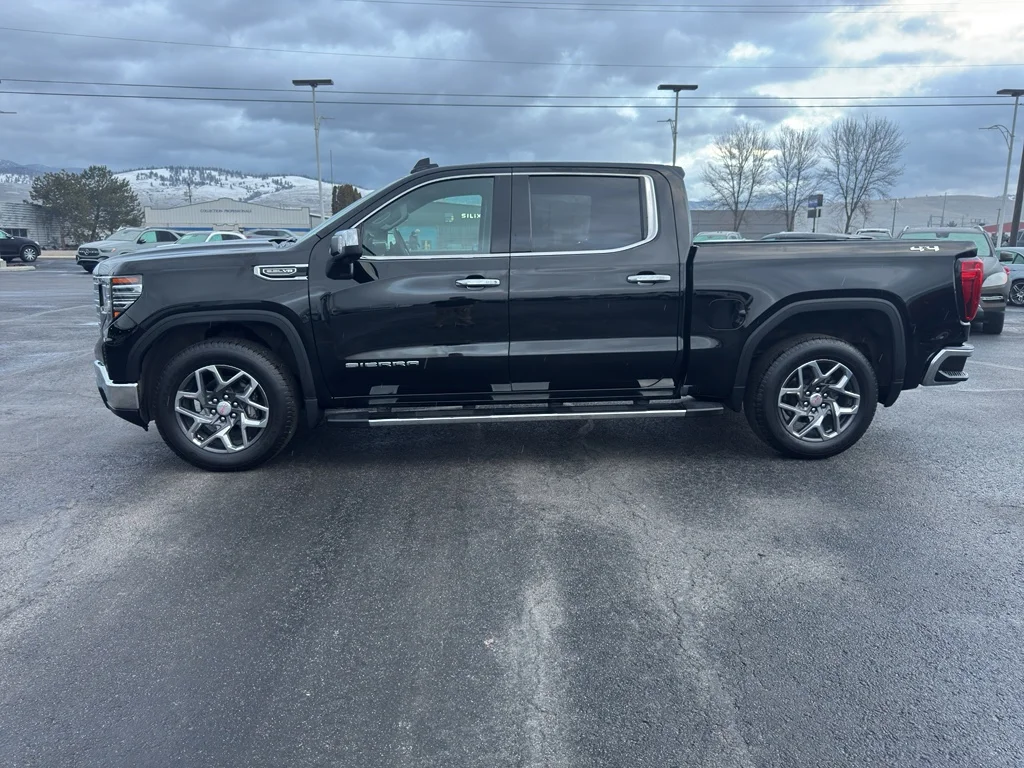 2022 GMC Sierra 4WD Crew Cab Short Box SLT's photo