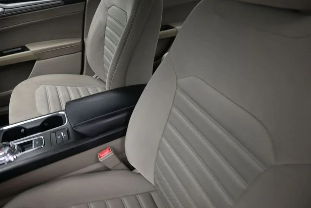 Used 2019 Oxford White Ford SE image 18
