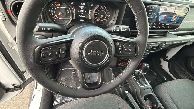 Used 2025 White Jeep 4-Door Rubicon 4x4 image 18