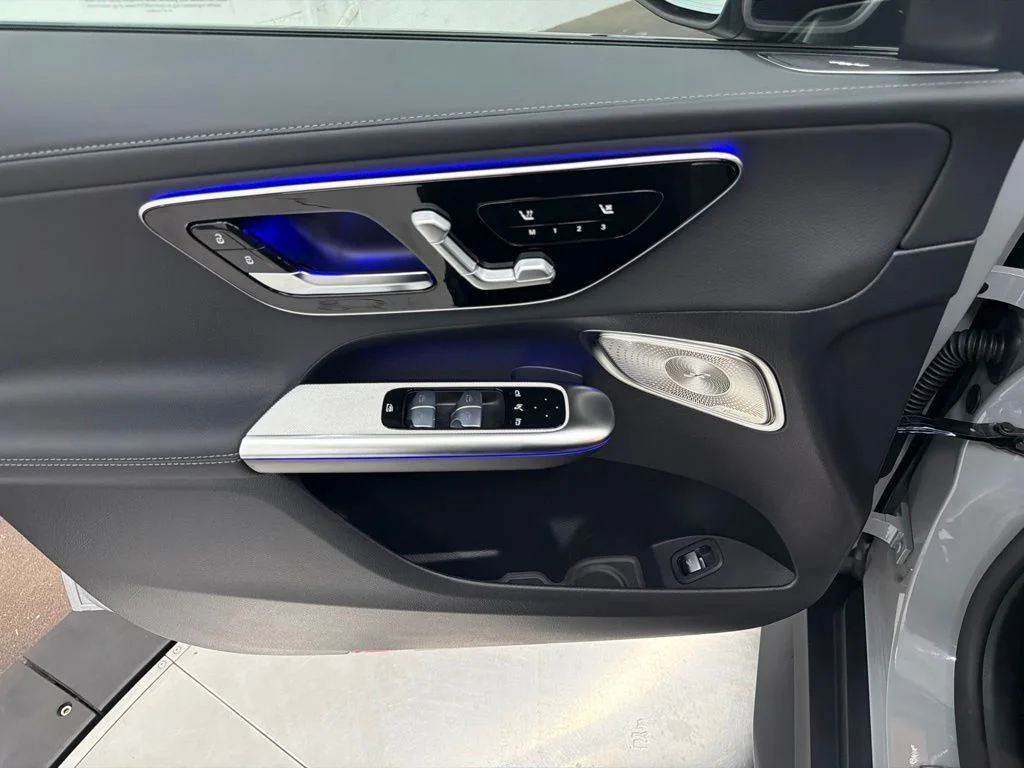 New 2027 White Mercedes-Benz GLC 300 image 16