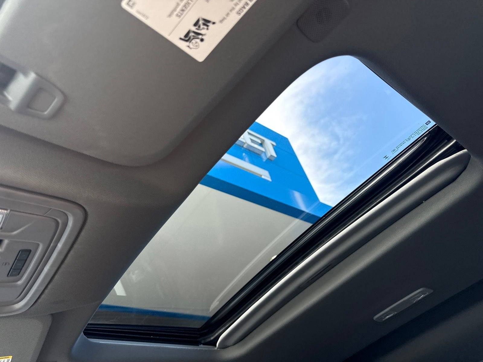 New 2026 Summit White Chevrolet RST with 22inch Black Wheels - Convenience II - Safety - Sunroof - Leather - Dark Essentials - Protection *In Stock* image 27