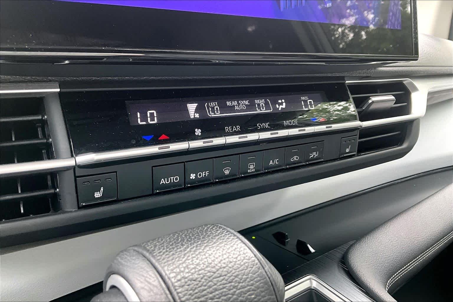 Used 2025 Wind Chill Pearl Toyota XLE image 34
