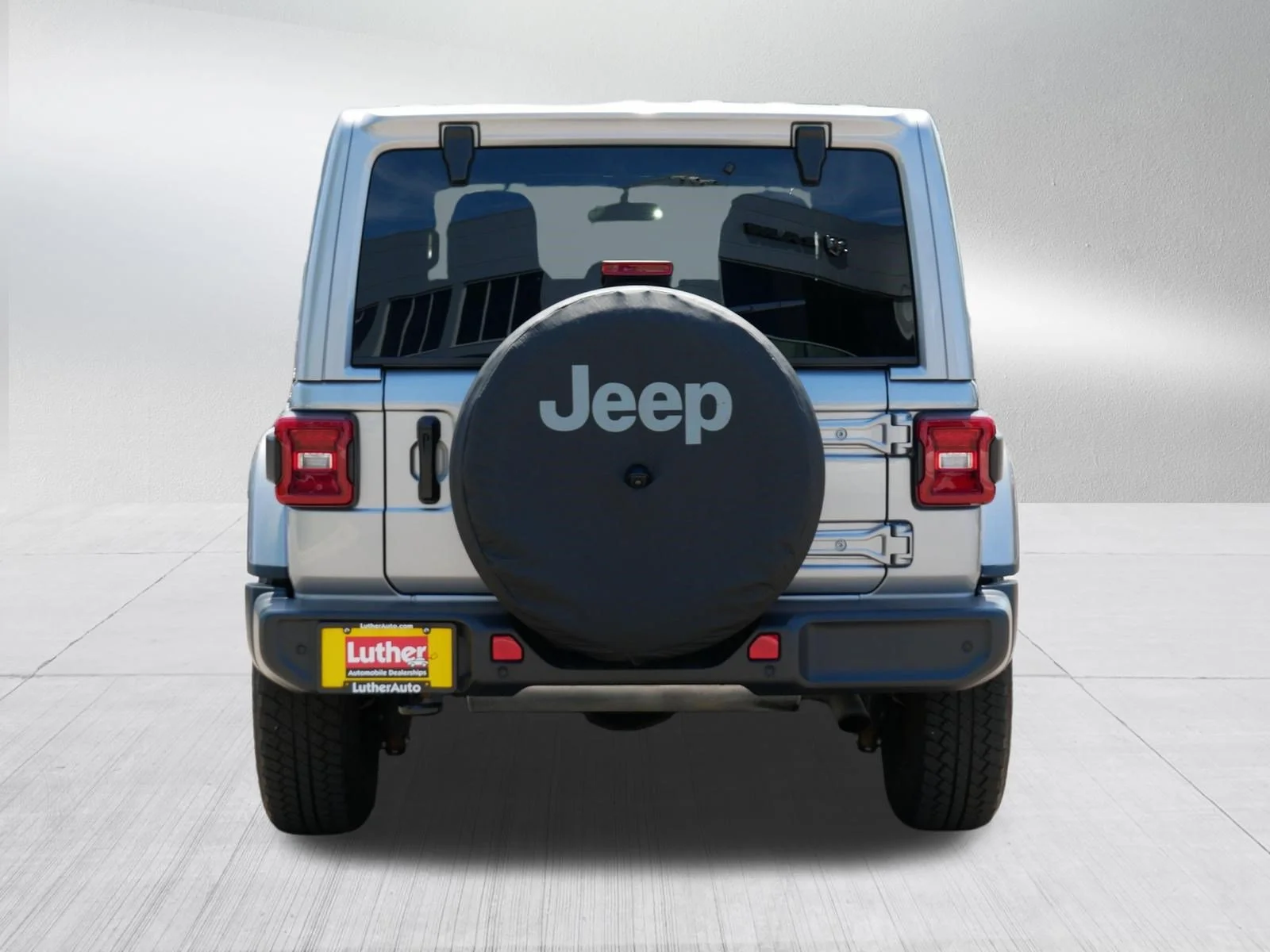 Used 2021 Billet Silver Metallic Clearcoat Jeep Unlimited Sahara Altitude image 6