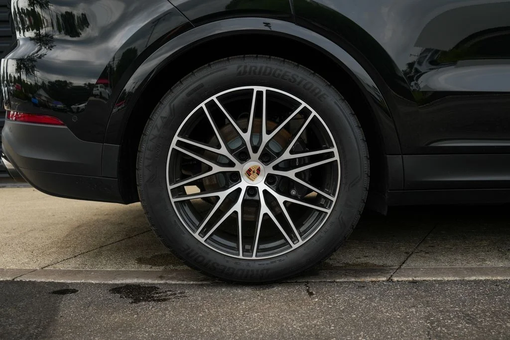 Certified Used 2025  Porsche Base image 38