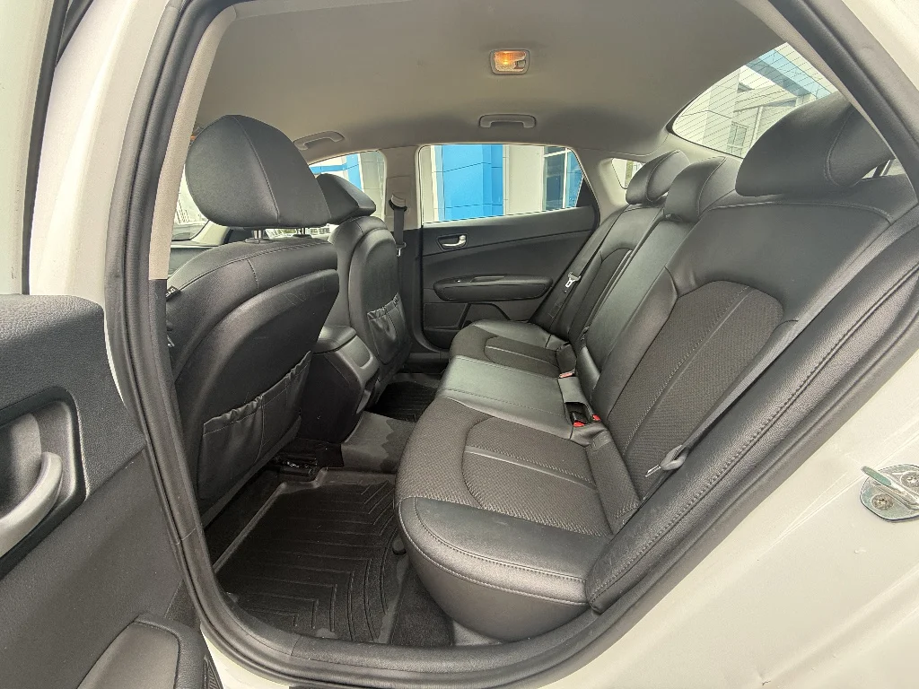 Used 2018 Snow White Pearl Kia LX image 22