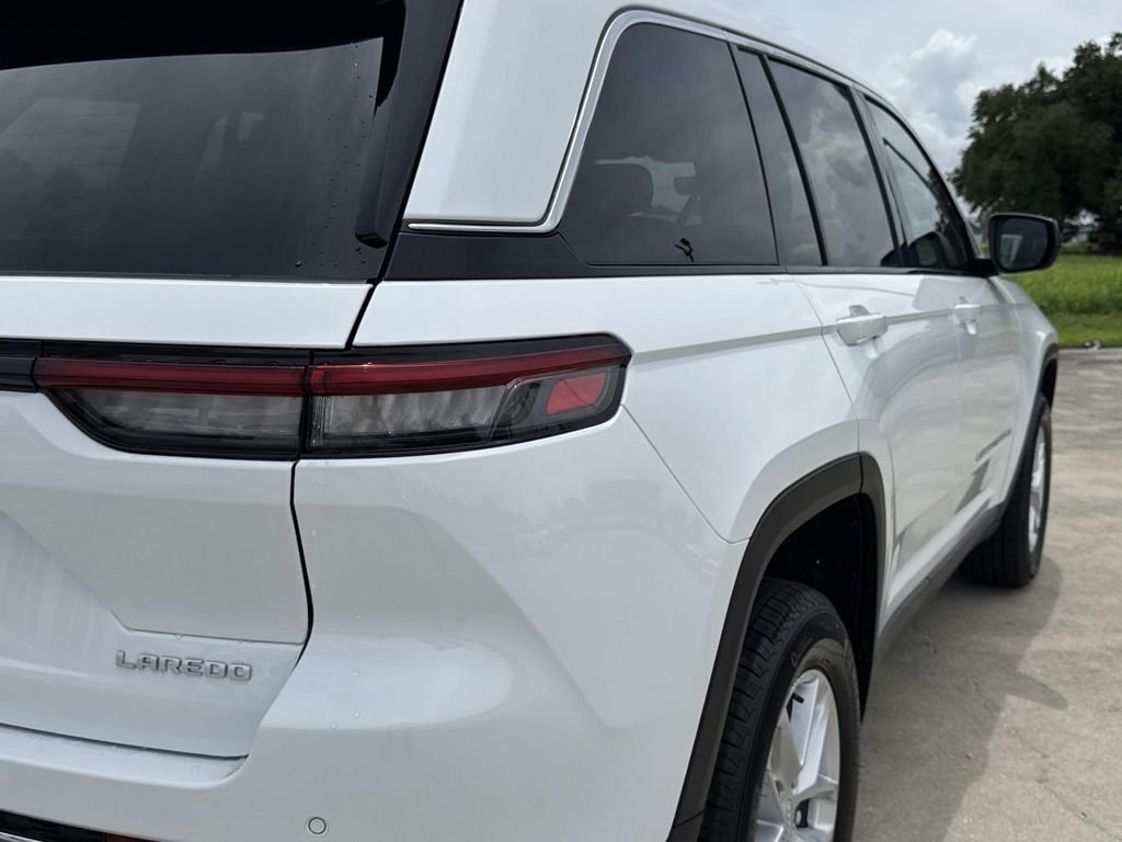 New 2026 Bright White Clear-Coat Exterior Paint Jeep Laredo X image 14