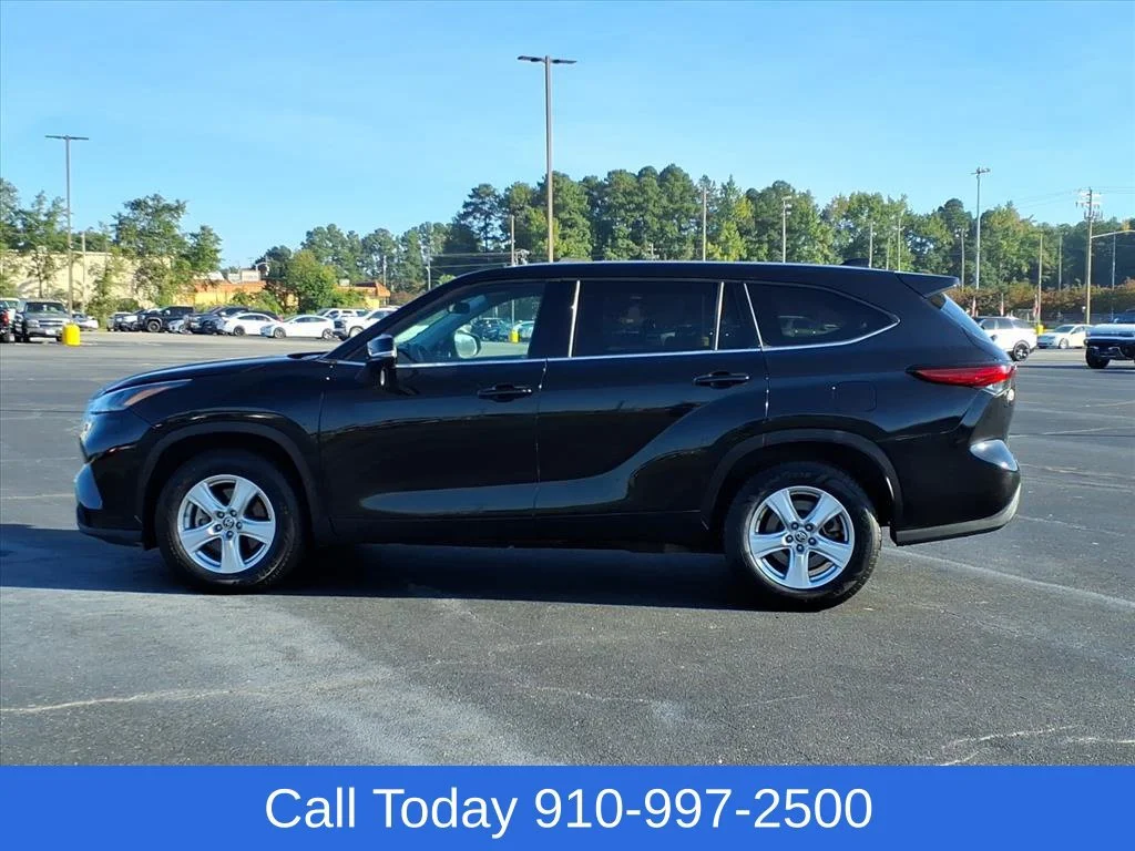 Used 2022 Black Toyota L image 3