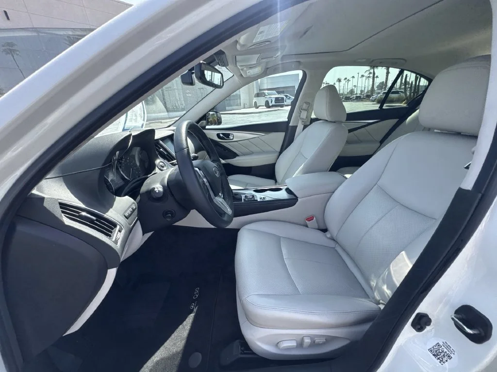 Used 2023 White INFINITI LUXE image 10