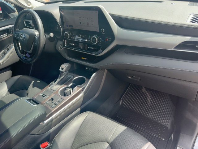 Certified Used 2023  Toyota Platinum image 33