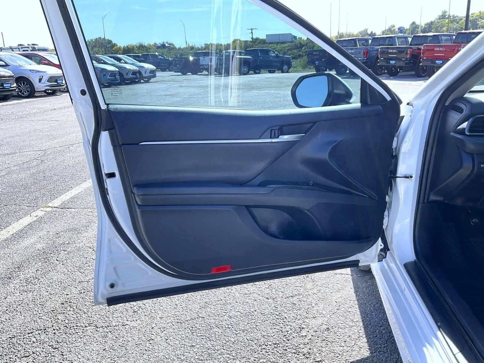 Used 2022 White Toyota SE image 9