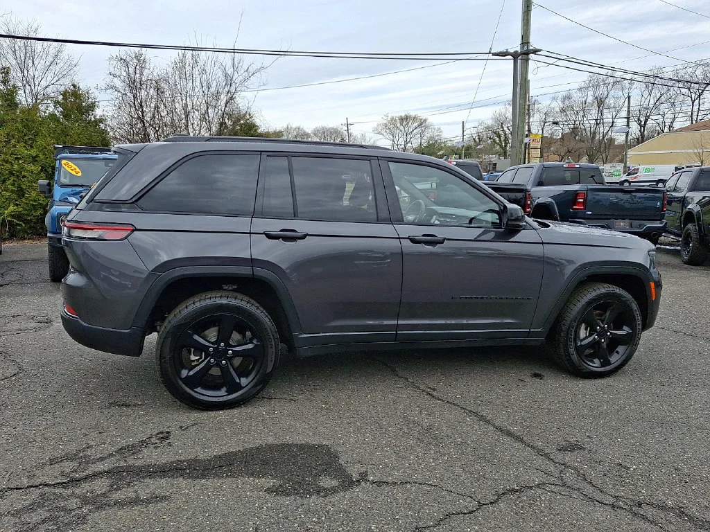 Used 2023 Baltic Gray Metallic Clearcoat Jeep Altitude image 13
