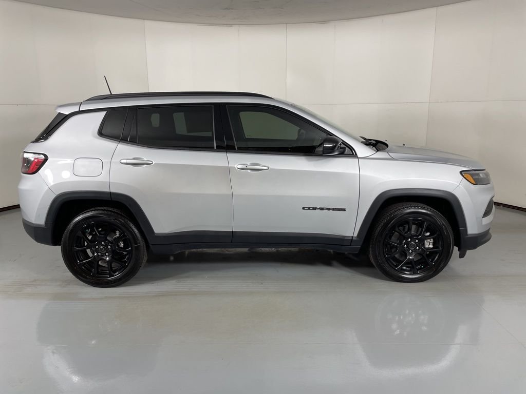 New 2026 Silver Zynith Metallic Clearcoat Jeep Latitude image 9