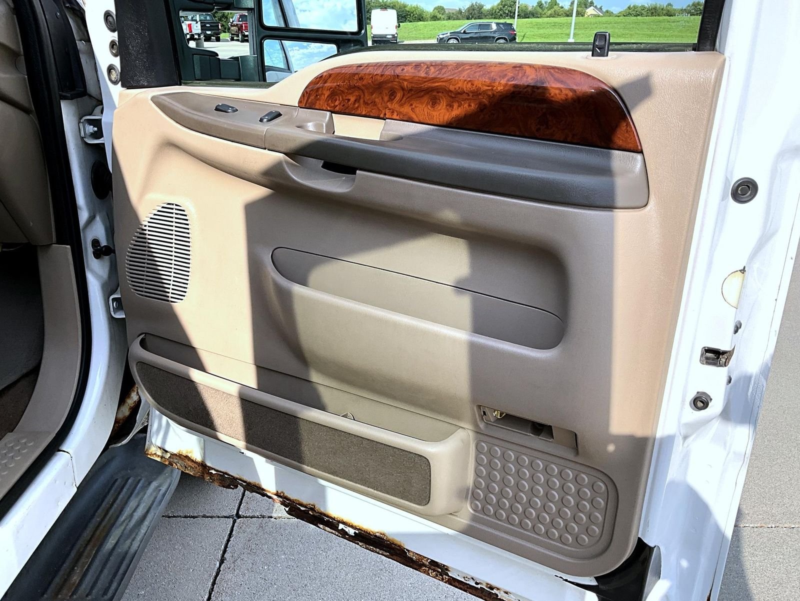 Used 2001 White Ford Lariat image 18