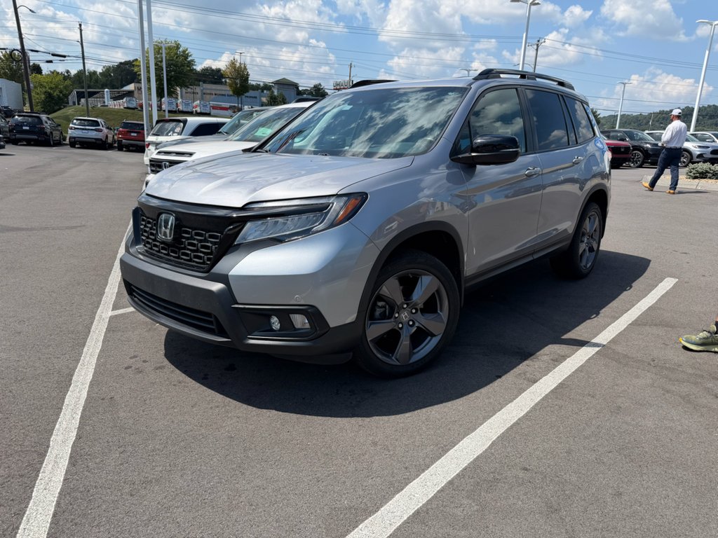 Used 2020 Lunar Silver Metallic Honda Touring image 2
