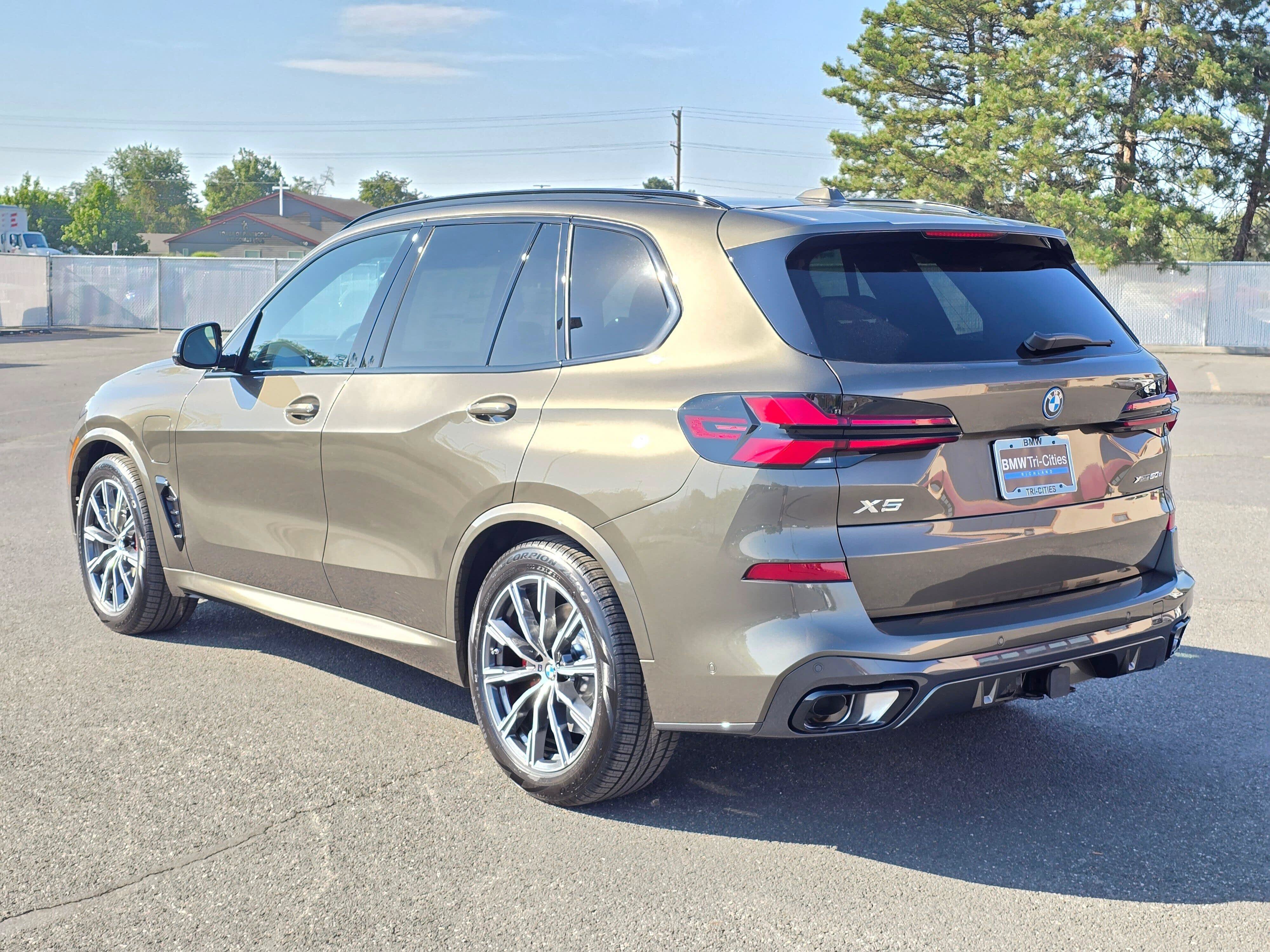New 2026 Manhattan Green Metallic BMW xDrive50e image 4