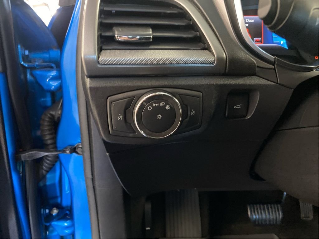 Used 2020 Blue Ford SE image 13
