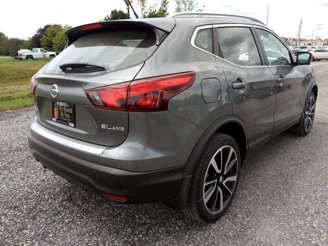 Used 2019 Gun Metallic Nissan SL image 5