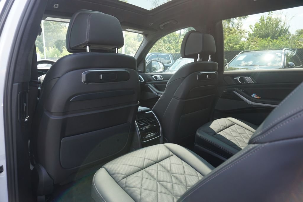 Used 2023 White Metallic BMW xDrive40i image 25