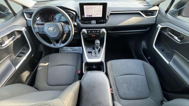 2025 Toyota RAV4 XLE - Photo 11