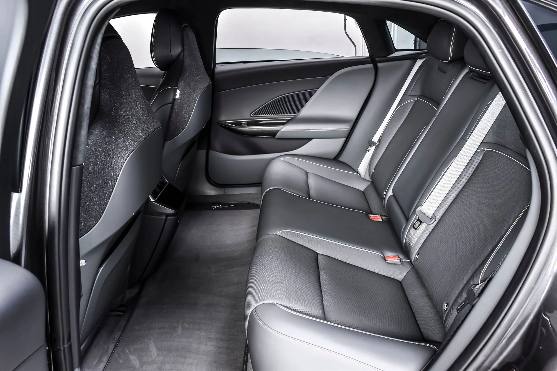 Used 2023 Quantum Gray Metallic Lucid Grand Touring image 19
