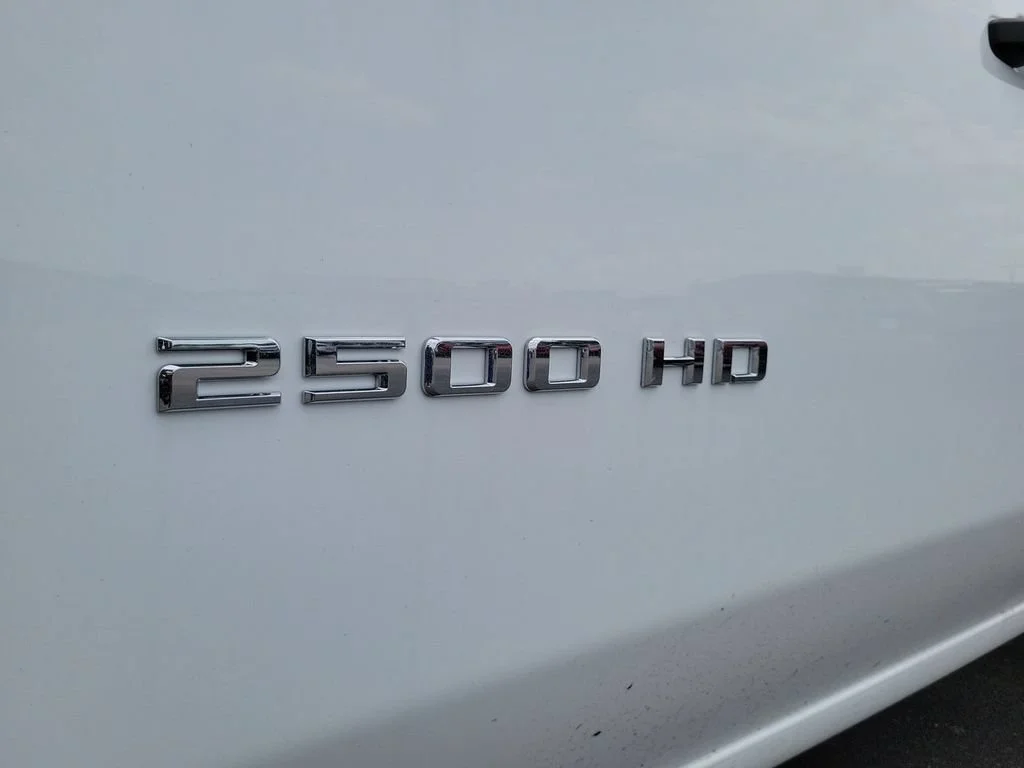 New 2026 Summit White Chevrolet WT image 20